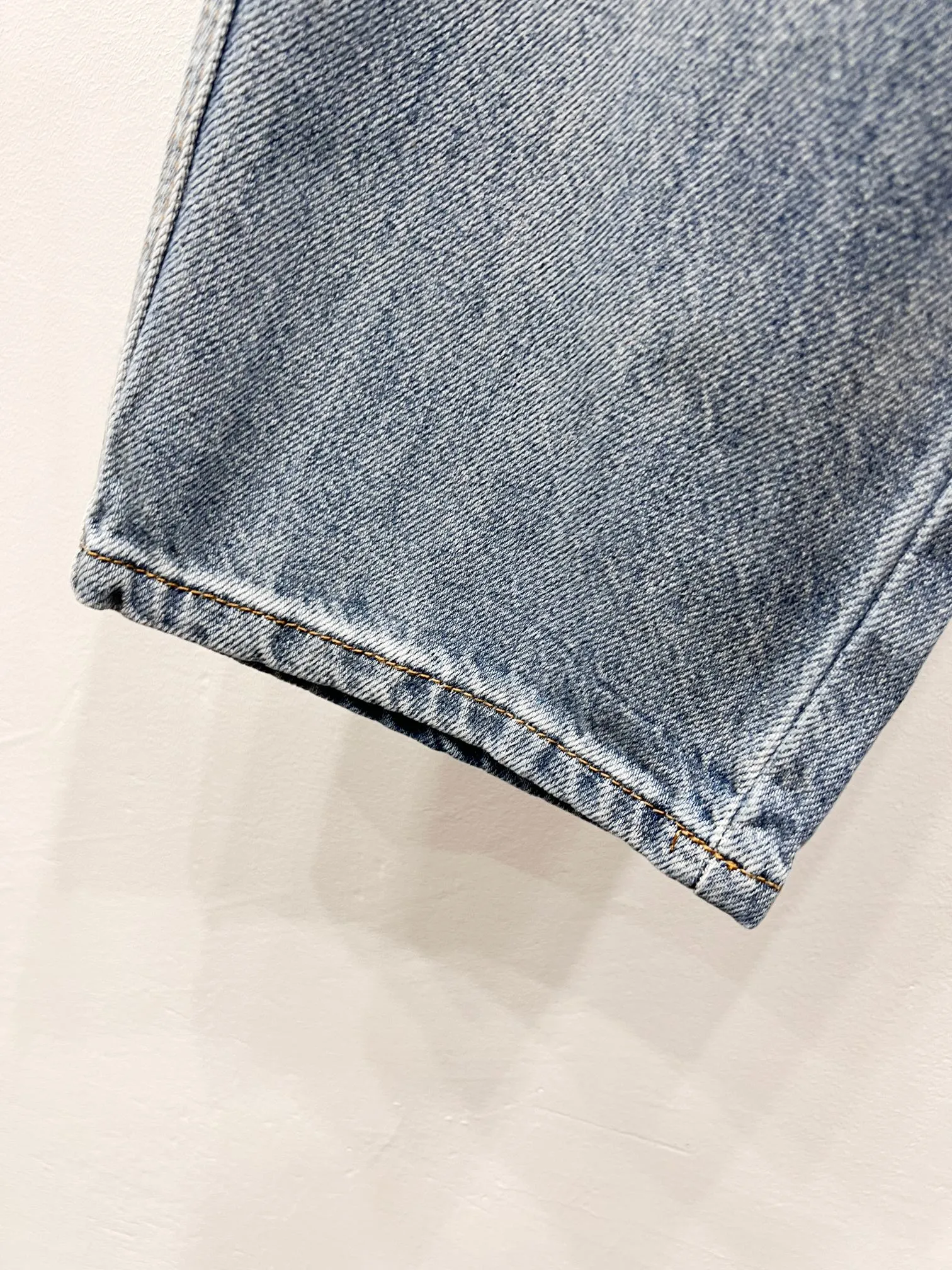 P230 Style number: (r081) GALLERY DEPT. 2025 new light blue simple washed and distressed couple style loose straight jeans 🔥High version🔥High version🔥 Top ceiling quality Styles with different washed textures are very friendly to people with thin legs and thick legs. The straight and loose version is very flattering. Moderate length that never goes out of style, easy to match with casually, basic styling for various styles, a must-have in the wardrobe! The fabric is stiff but also makes the upper body soft without losing texture. The washing process is even more perfect. It is a must-have item for everyone! ! ! Washed wheat, hang tag, pants label, complete with three labels Color: light blue Size: 28, 30, 32, 34, 36 (five sizes)
